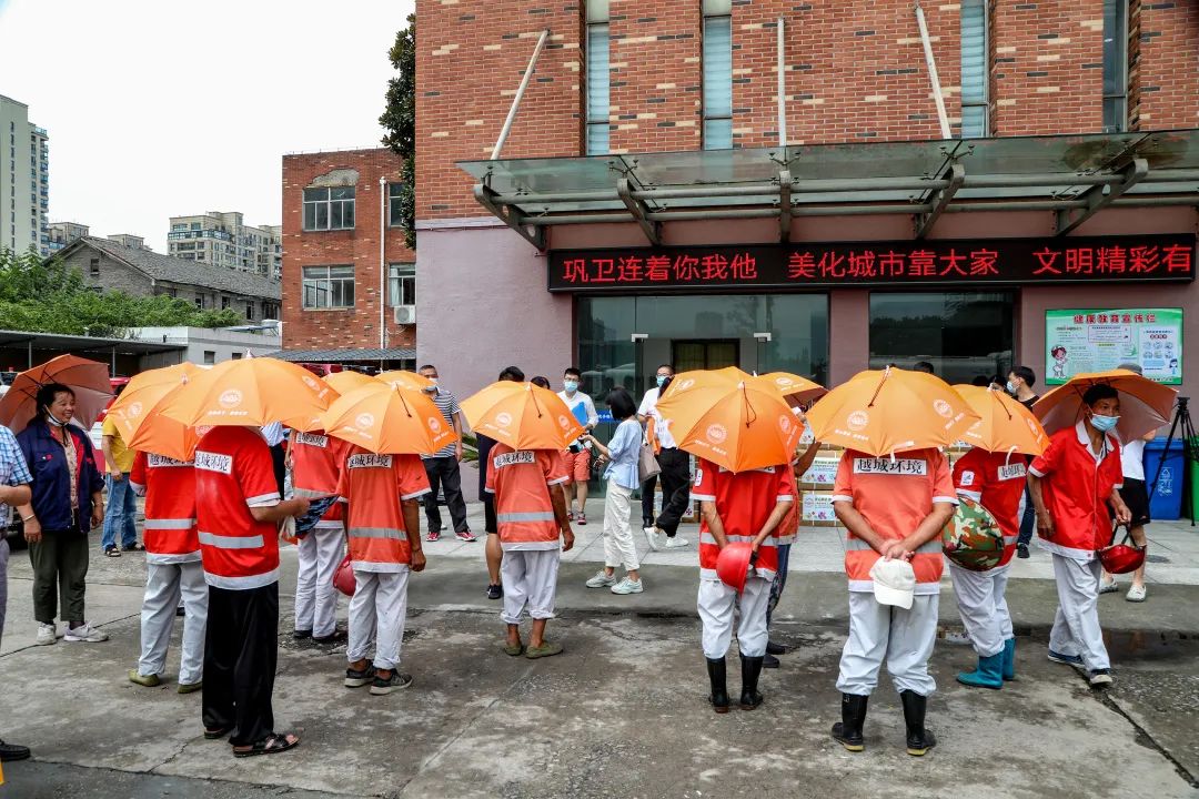 绍兴炉峰禅寺慈联会为绍兴市万名环卫工人撑起“清凉伞”