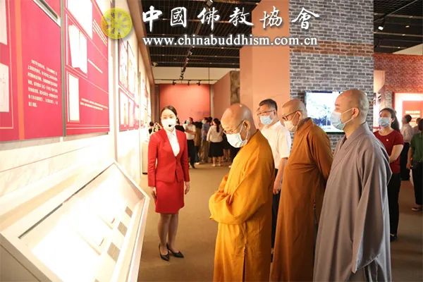 中国佛教协会组织参观“‘不忘初心、牢记使命’中国共产党历史展览”