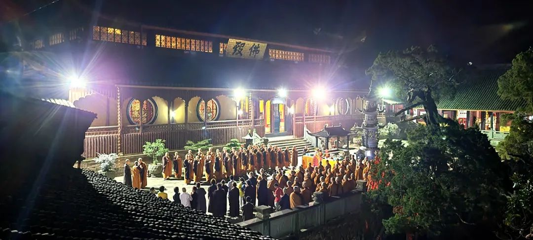 中秋佳节天童禅寺常住举行拜月祈福活动
