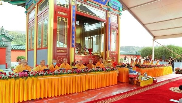 中国佛教协会副会长常藏法师与缅甸驻华大使吴丁貌瑞等在北京灵光寺欢度缅历新年泼水节