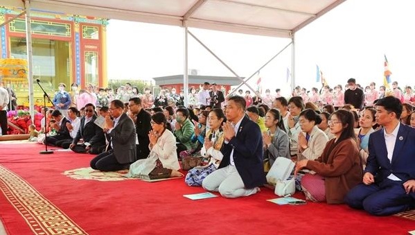 中国佛教协会副会长常藏法师与缅甸驻华大使吴丁貌瑞等在北京灵光寺欢度缅历新年泼水节