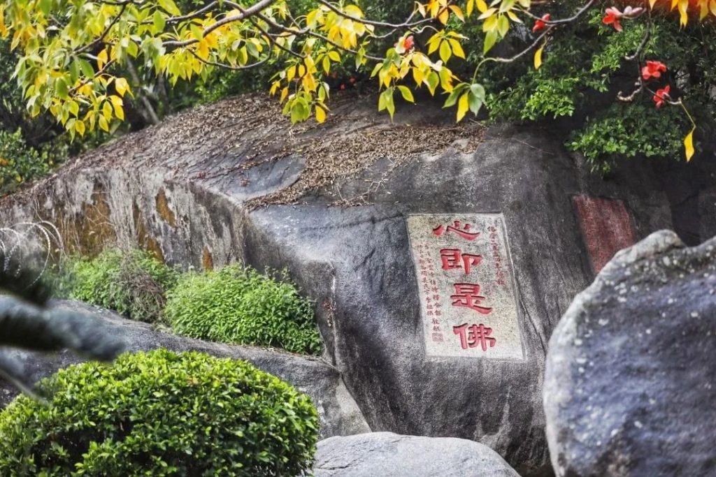 念佛时说八卦，还有功德吗？