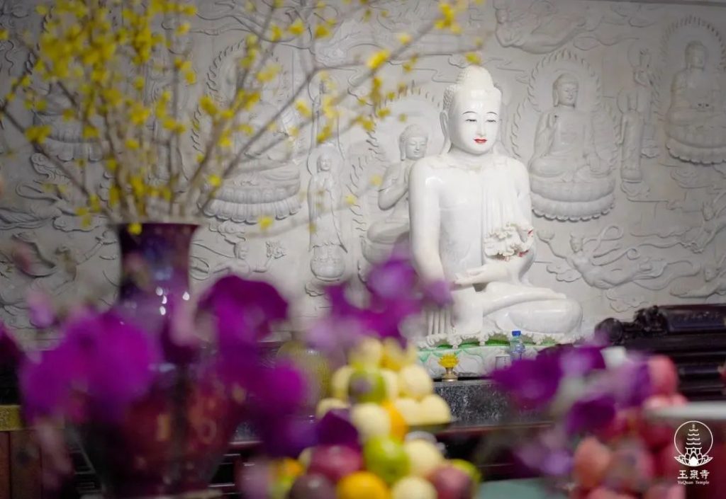 大量的念经磕头就是精进吗？