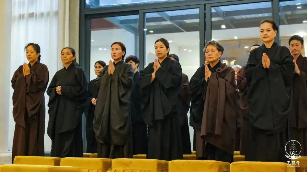 大量的念经磕头就是精进吗？