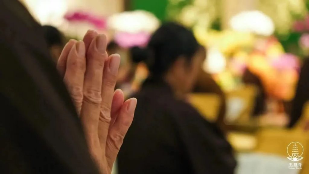 大量的念经磕头就是精进吗？