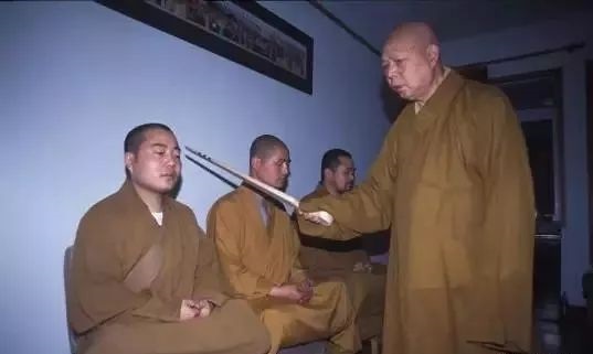 不是不起念头，而是不去追逐念头