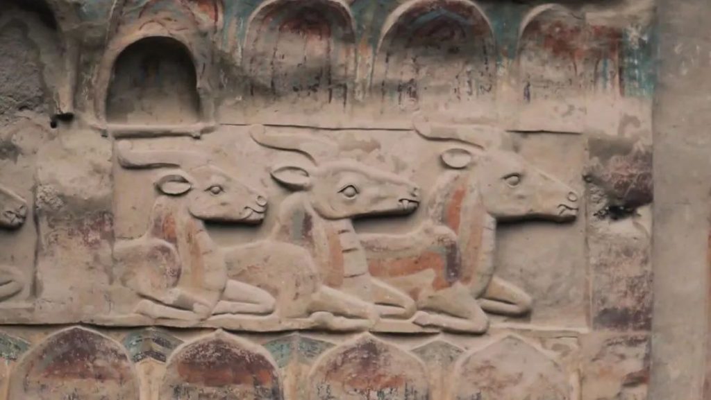 拉梢寺石窟，留存了世界上最大的摩崖浮雕佛像