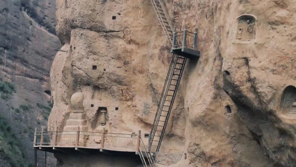 拉梢寺石窟，留存了世界上最大的摩崖浮雕佛像