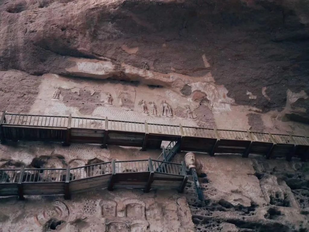 拉梢寺石窟，留存了世界上最大的摩崖浮雕佛像