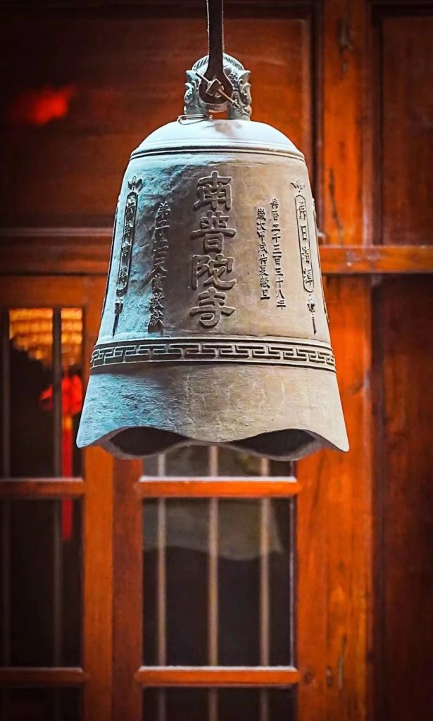 居士在家中自己作早晚课，该诵何经咒？