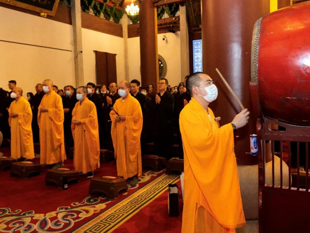 新闻｜杭州灵隐寺组织居士忏摩共修 忏悔业障 清净身心