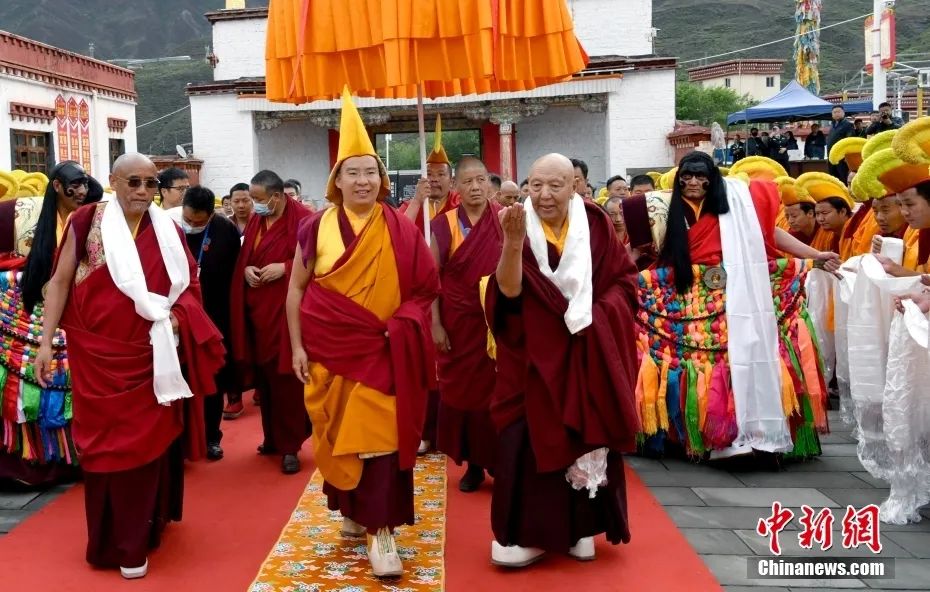 班禅在西藏昌都强巴林寺礼佛讲经、为信众摸顶赐福