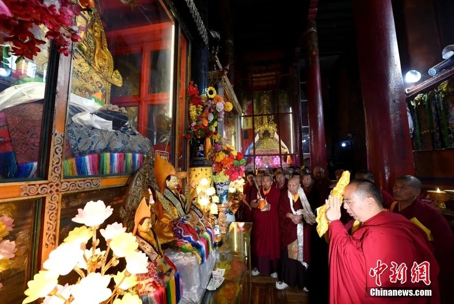 班禅在西藏昌都强巴林寺礼佛讲经、为信众摸顶赐福