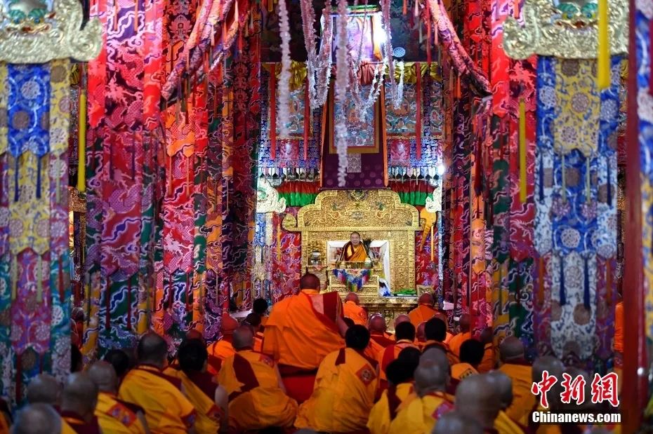 班禅在西藏昌都强巴林寺礼佛讲经、为信众摸顶赐福