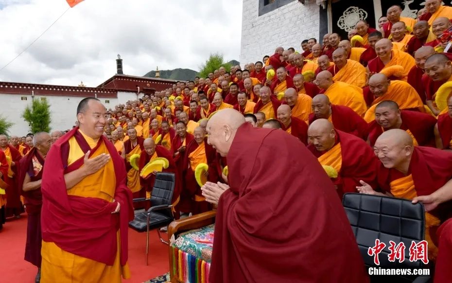 班禅在西藏昌都强巴林寺礼佛讲经、为信众摸顶赐福