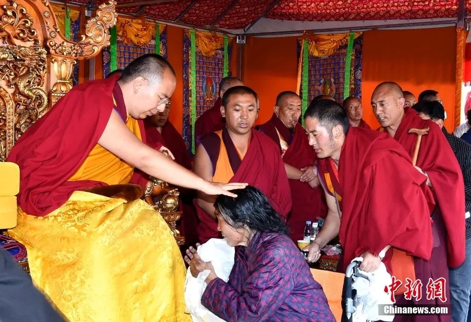 班禅在西藏昌都强巴林寺礼佛讲经、为信众摸顶赐福