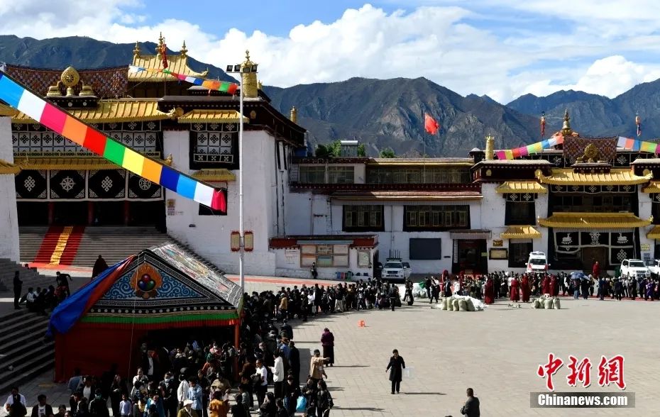 班禅在西藏昌都强巴林寺礼佛讲经、为信众摸顶赐福