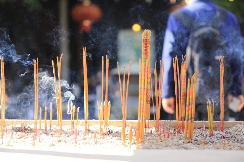 八十多年前丰子恺称他们为反“佛徒”！靠佛图利，更要不得