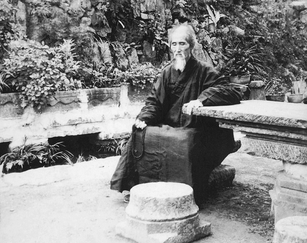 他一生低调做人，大手笔做事，最后在一间茅草屋度过晚年