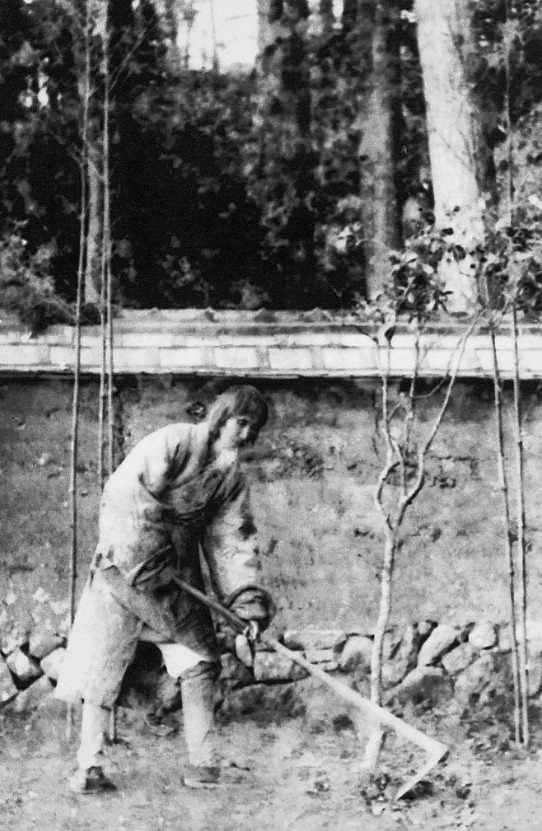 他一生低调做人，大手笔做事，最后在一间茅草屋度过晚年