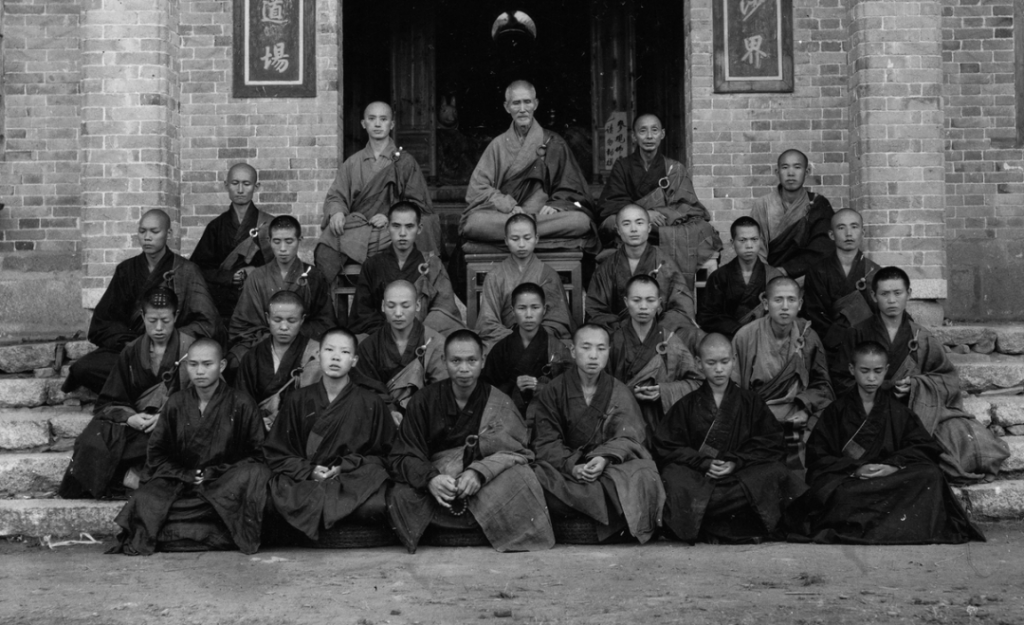 他一生低调做人，大手笔做事，最后在一间茅草屋度过晚年