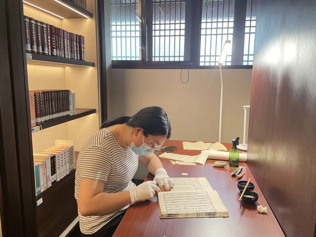 径山寺开展古籍数据库的著录及古籍修复工作