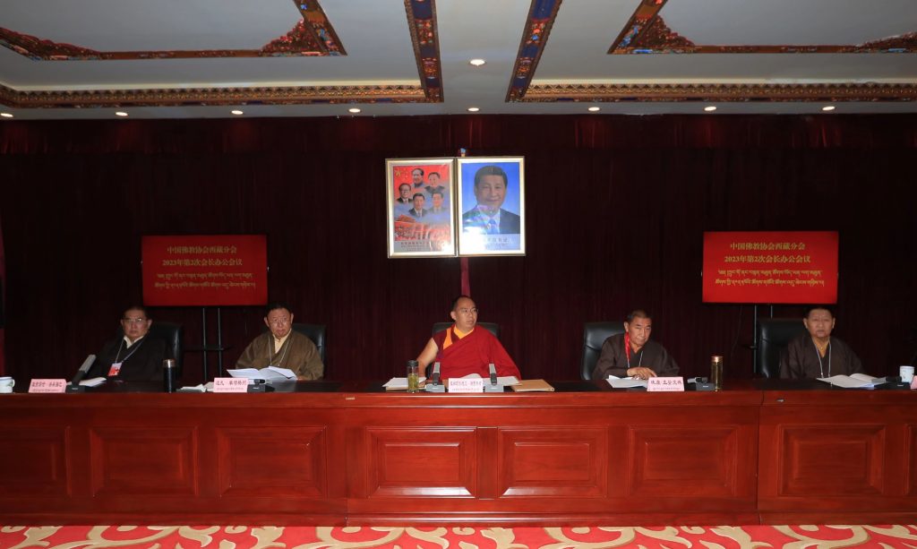 班禅额尔德尼·确吉杰布抵达拉萨在佛协西藏分会日常履职办公并开展佛事活动
