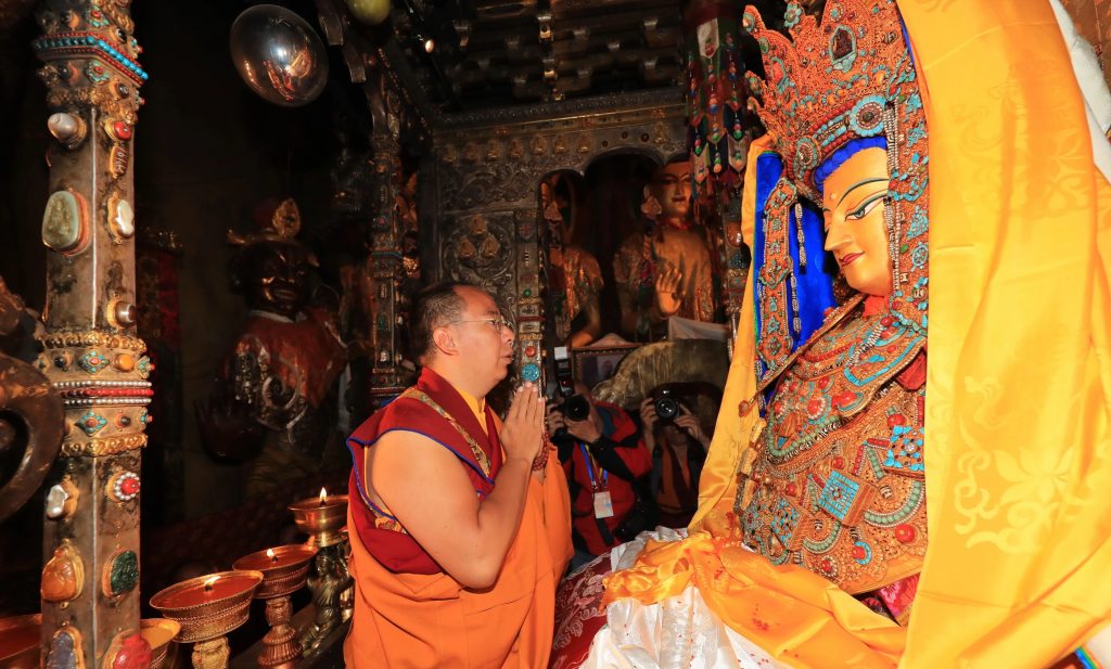 班禅额尔德尼·确吉杰布抵达拉萨在佛协西藏分会日常履职办公并开展佛事活动