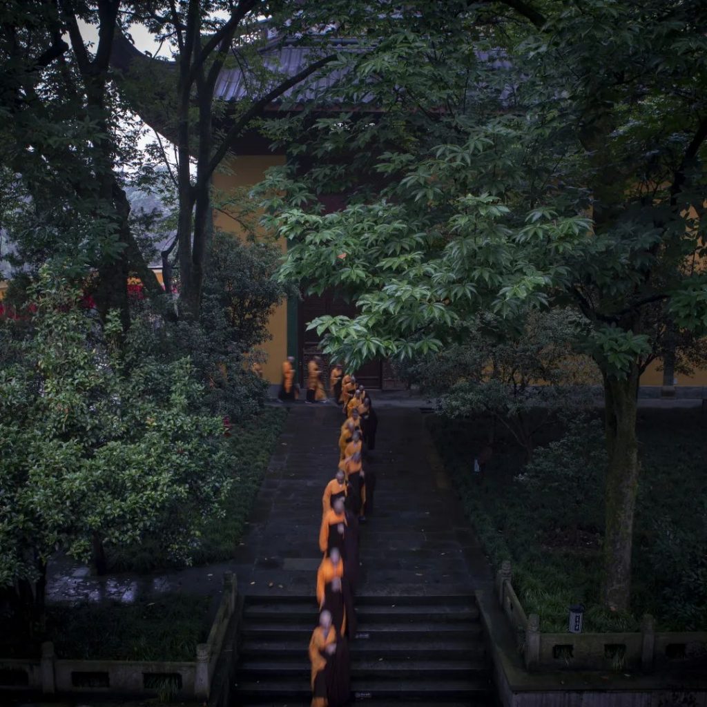 参访寺院：寺院里的朝暮课诵都做什么？