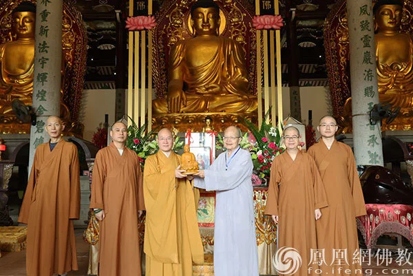 互赠纪念品（图片来源：凤凰网佛教文化 摄影：镜了法师）