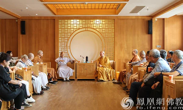 本性法师与惠空法师一行热情交谈（图片来源：凤凰网佛教文化 摄影：镜了法师）