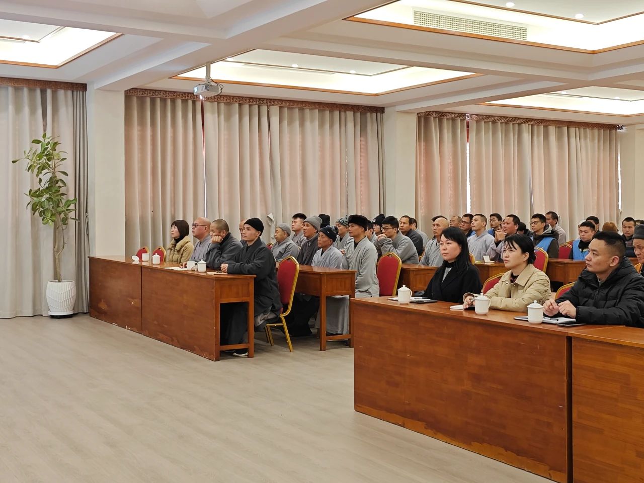 武汉大学孙劲松教授在武汉灵泉寺讲授幸福人生的日常修行