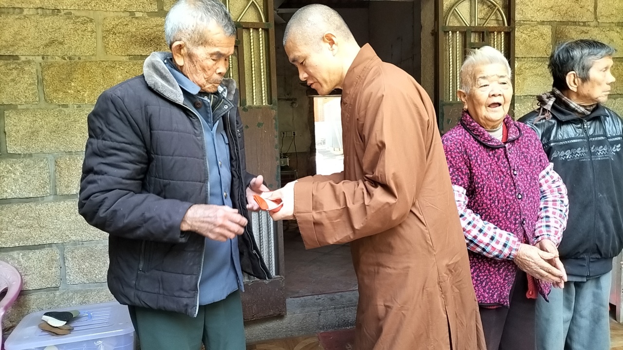 厦门石室禅院慈善会新春爱心行活动进行中