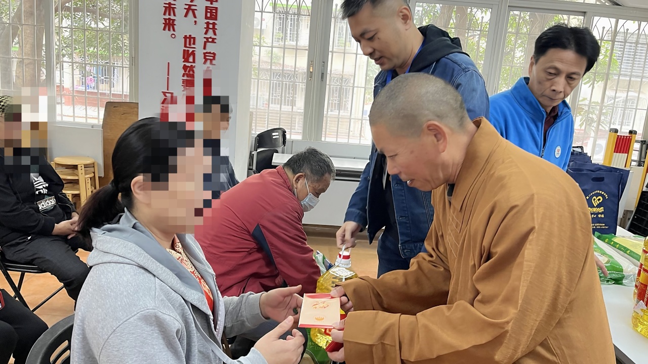 厦门石室禅院慈善会新春爱心行活动进行中