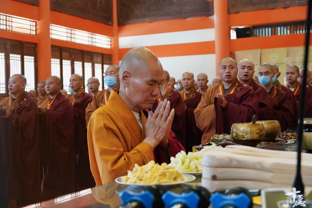雪峰崇圣禅寺传观法师领众沉痛悼念能元法师示寂