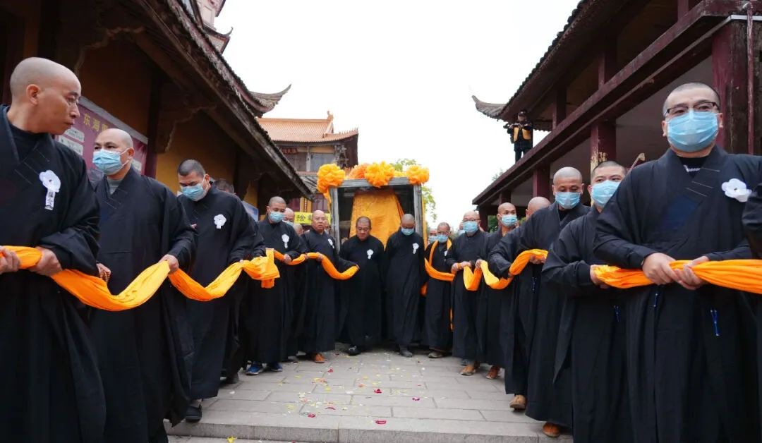 鳌峰肃立挽长老：界空法师追思法会和荼毗仪式在福鼎昭明寺举行