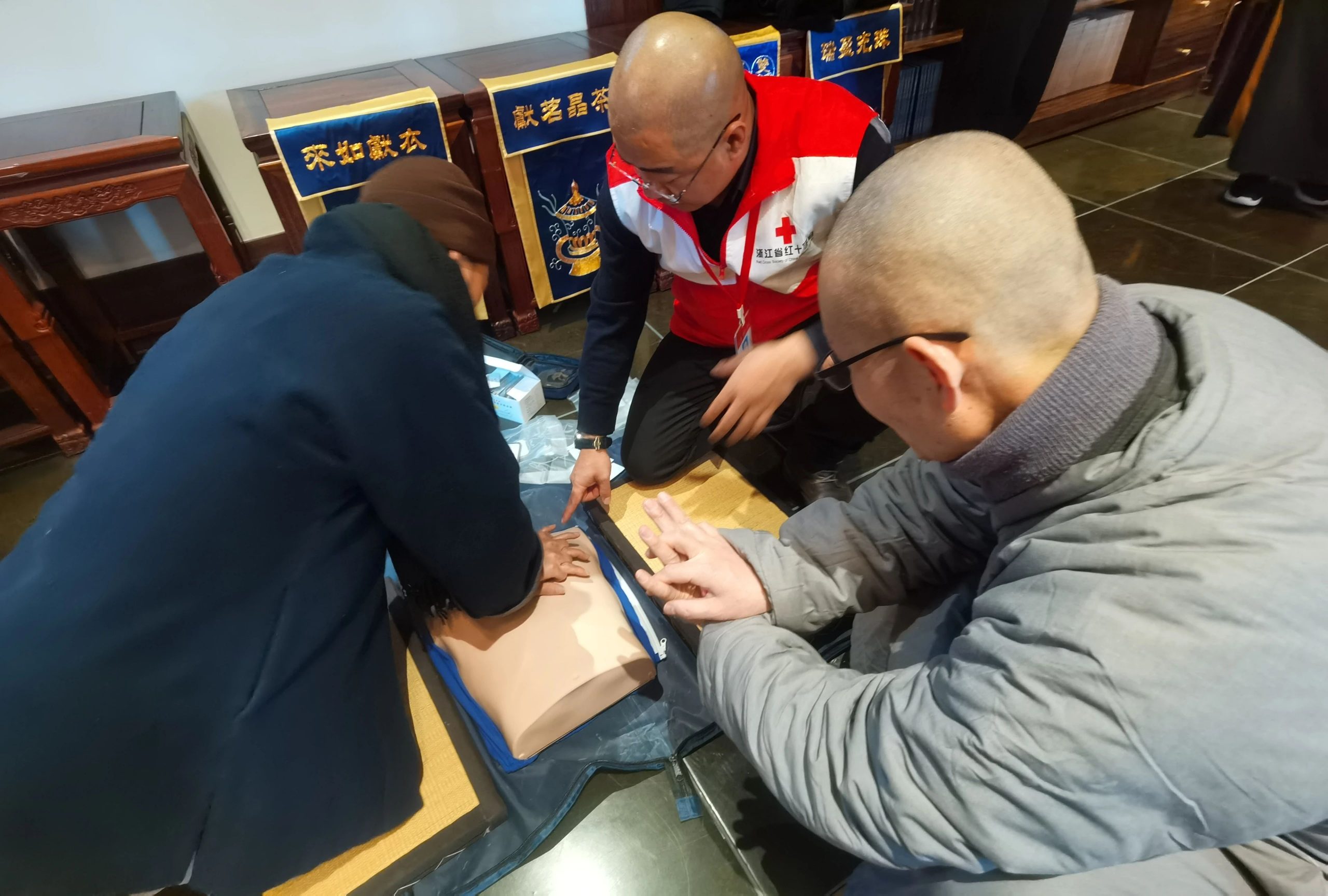 省市多家医院联合医疗专家组为径山寺僧众开展义诊活动