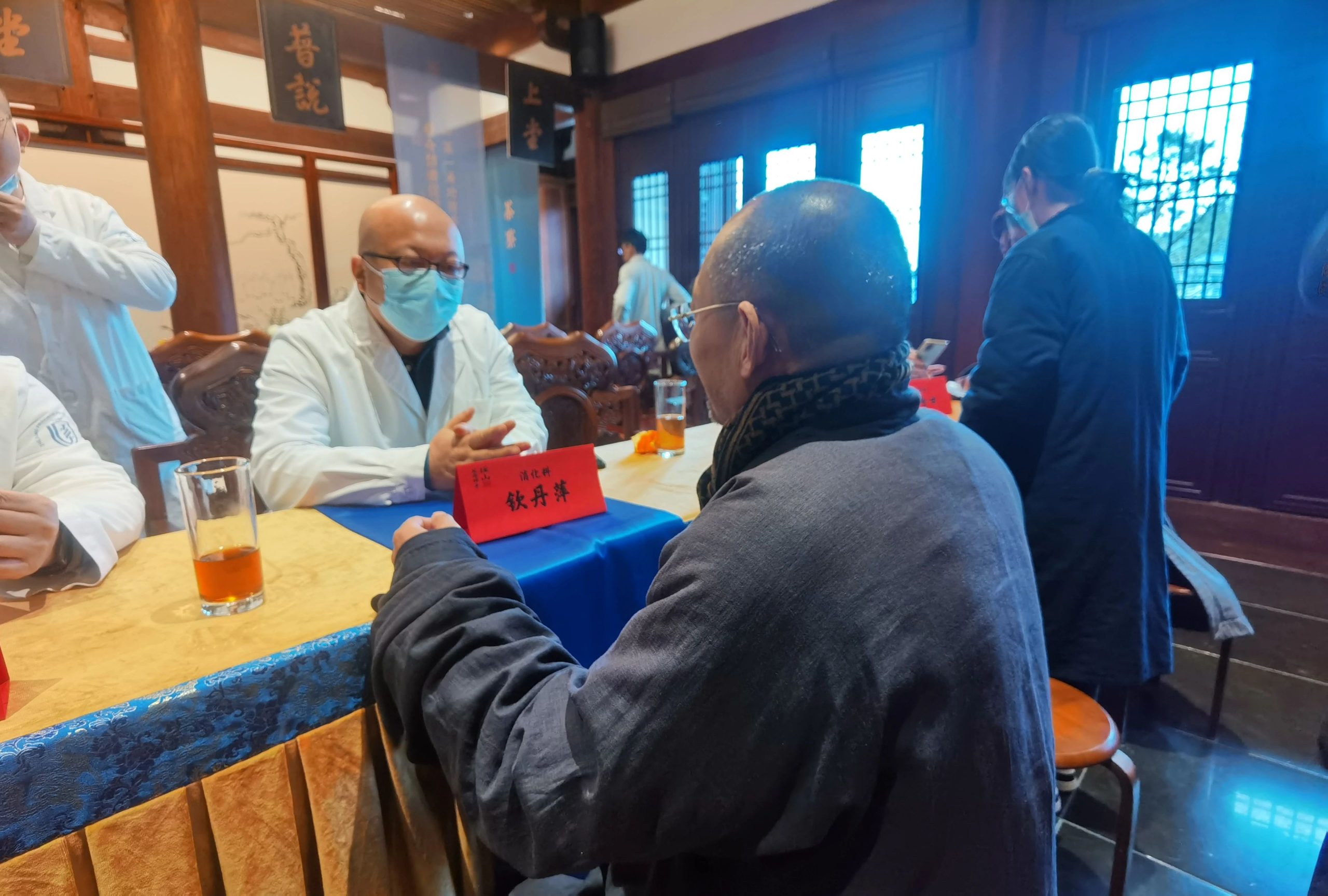 省市多家医院联合医疗专家组为径山寺僧众开展义诊活动