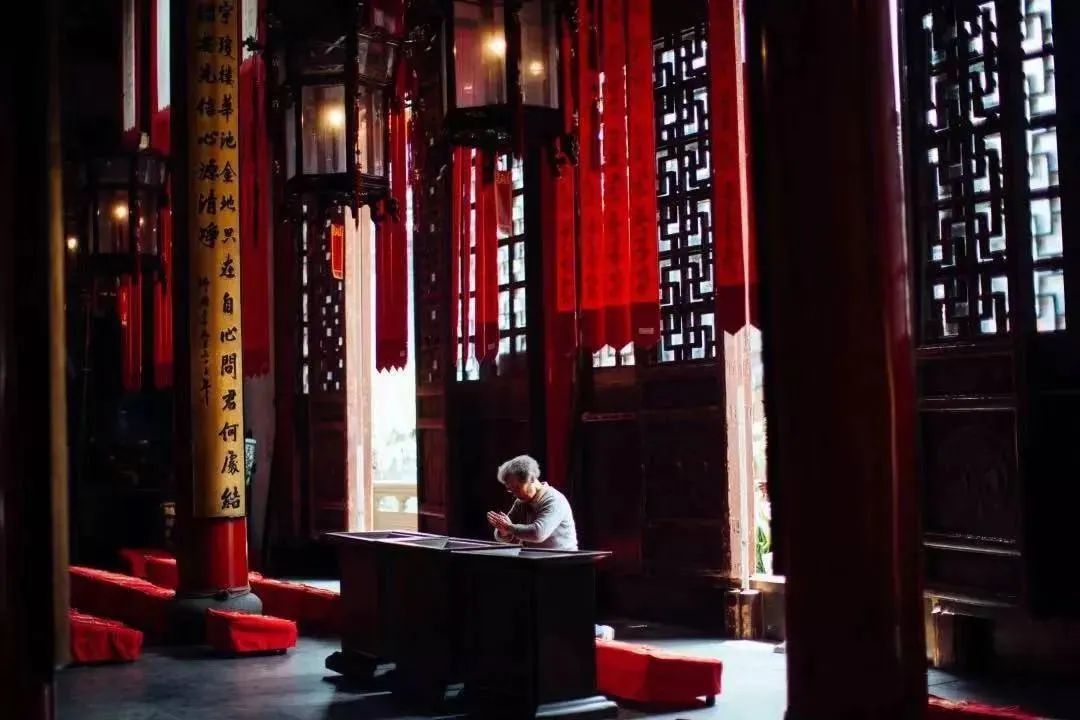 上香拜佛后，香灰和香根该如何处理？