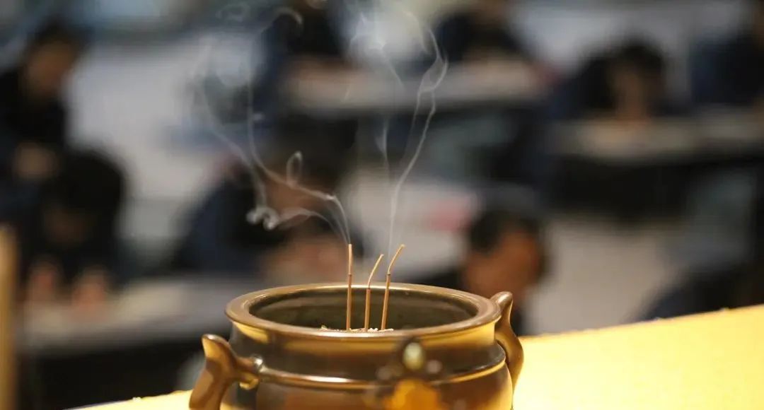 上香拜佛后，香灰和香根该如何处理？