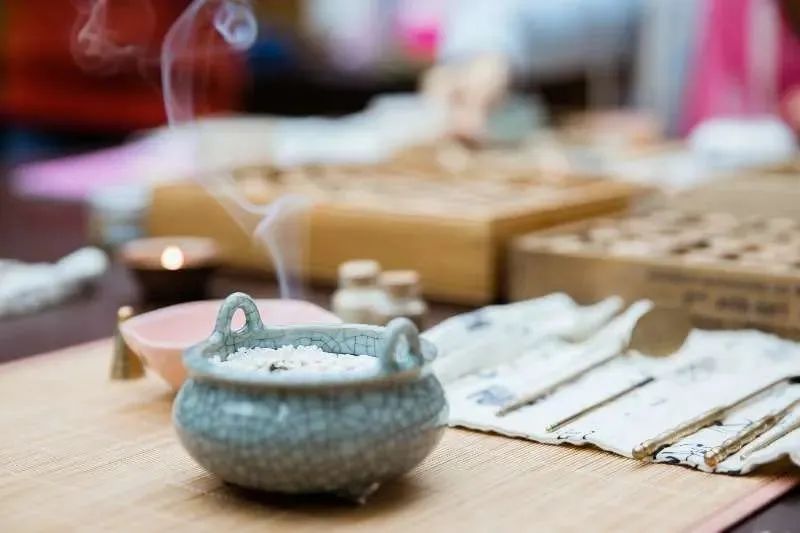 上香拜佛后，香灰和香根该如何处理？