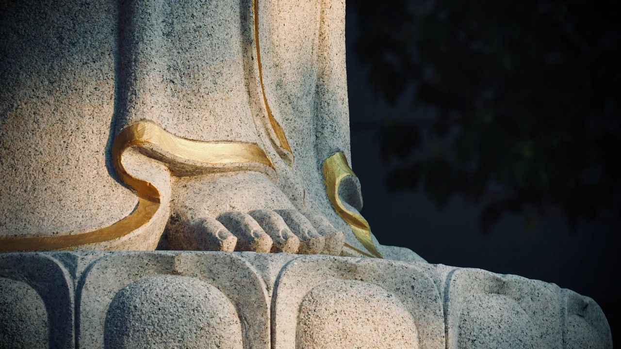 破戒的出家人佛弟子还要恭敬吗？本源法师：那是他自己的事，而你......