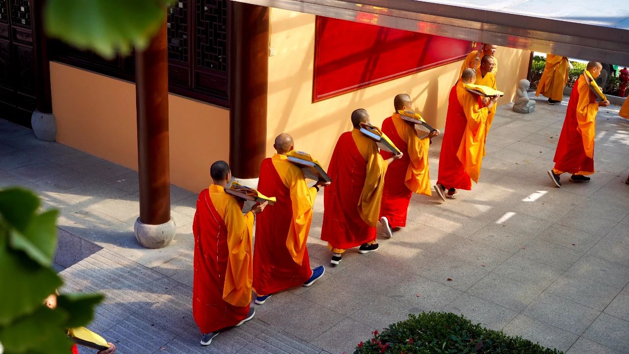 破戒的出家人佛弟子还要恭敬吗？本源法师：那是他自己的事，而你......