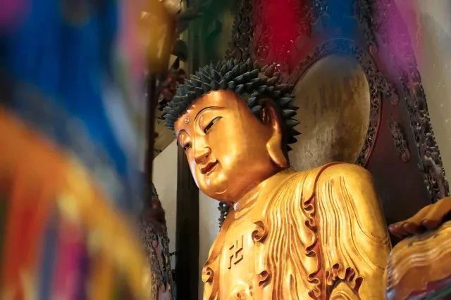 念咒时一念到这个字，一切的鬼神都要合起掌来！