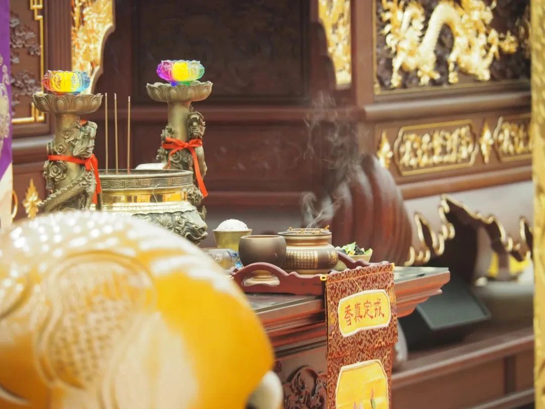 念咒时一念到这个字，一切的鬼神都要合起掌来！