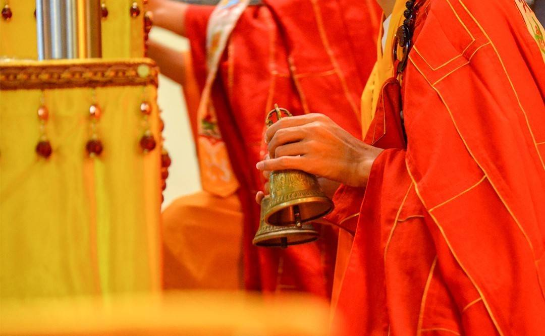 念咒时一念到这个字，一切的鬼神都要合起掌来！