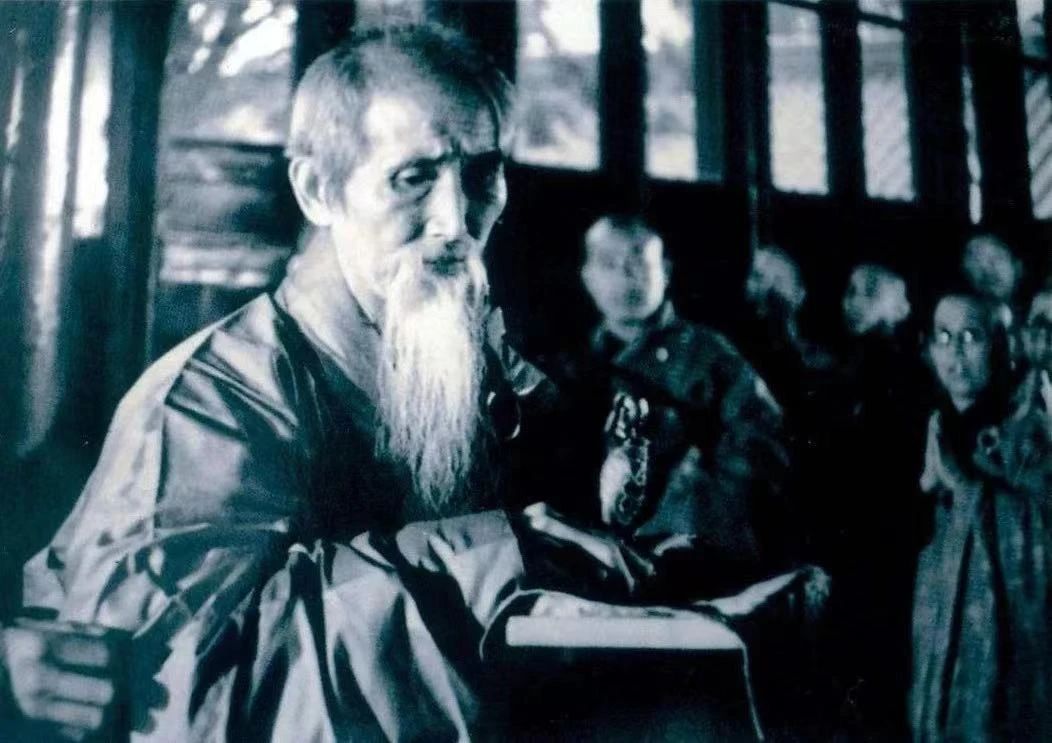 虚云老和尚：闻钟卧不起，护法善神嗔。现世灭福慧，死后堕蛇身！