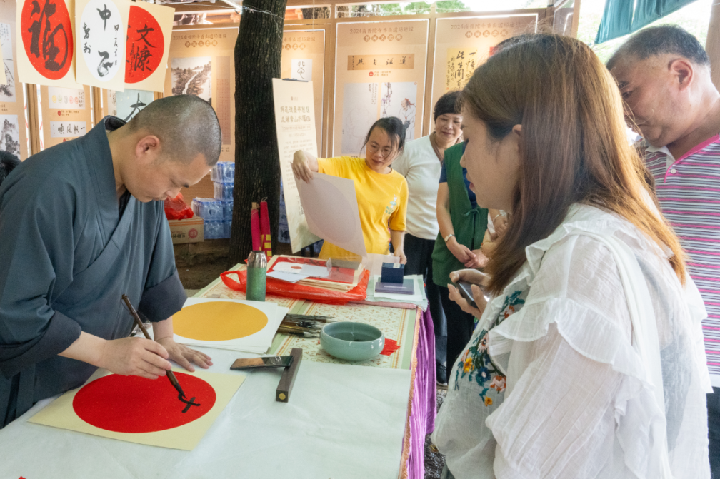 “挥毫泼墨染慈悲，众缘香山积福田”——南普陀寺书画义卖展开幕