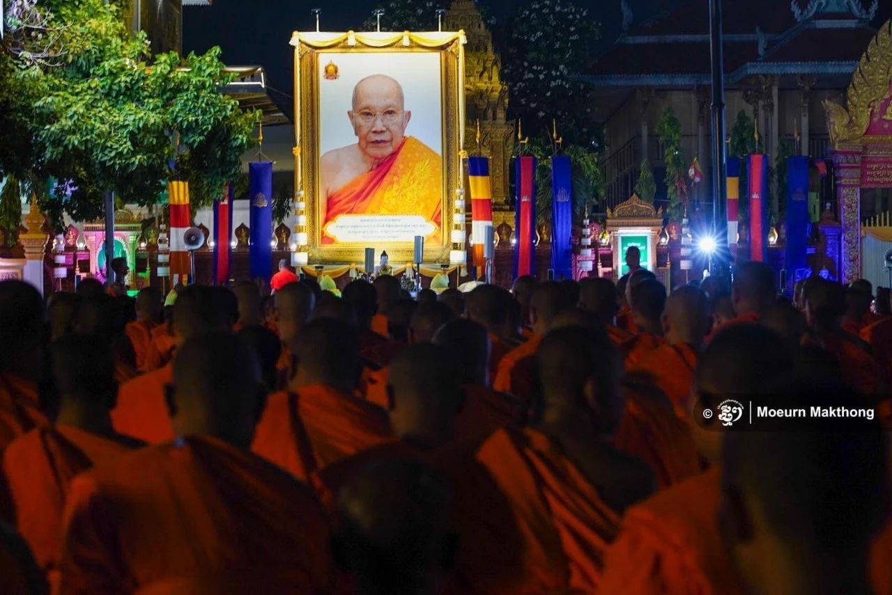 万盏莲灯寄哀思 照亮中柬法谊桥