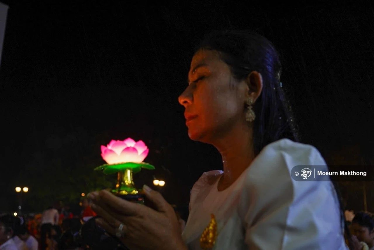 万盏莲灯寄哀思 照亮中柬法谊桥